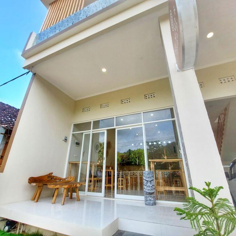 Summerfield Homestay And Cafe Pacitan Exterior foto